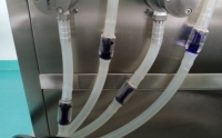 Machine de remplissage d'eau entièrement automatique avec convoyeur intégré pour bouteilles