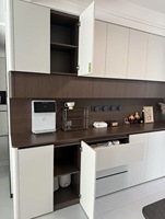 Buffet moderne, armoire de rangement en bois sur mesure avec éclairage LED et porte vitrée pour salle à manger