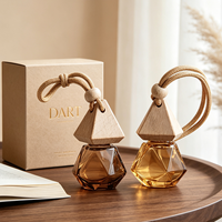 Bouteille diffuseur de parfum pour voiture en verre givré taillé en diamant de 10 ml, vide, avec bouchon triangulaire en bois et cordon coloré – Vente en gros