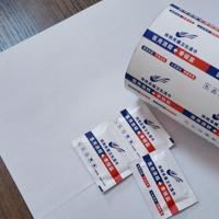 Machine d'emballage automatique utilisant du papier et du film aluminium composite de qualité médicale pour les lingettes préparées à l'alcool