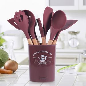 Juego de 12 utensilios de cocina de silicona con mangos de madera - Product Image 2