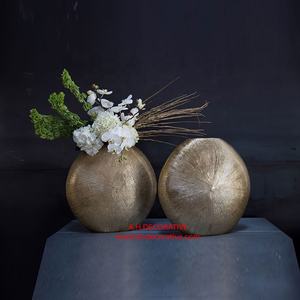 แจกันดอกไม้อลูมิเนียมสีทองสไตล์อเมริกันสมัยใหม่ ดีไซน์ใหม่ ทำด้วยมือ พิมพ์ลายได้ตามต้องการ เป็นมิตรกับสิ่งแวดล้อม เหมาะสำหรับตกแต่งบ้าน โรงแรม งานแต่งงาน และงานปาร์ตี้ - Product Image 4