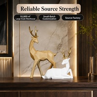 Ensemble de sculptures géométriques de cerfs scandinaves en bois et résine blanche, deux pièces, pour la décoration de salon