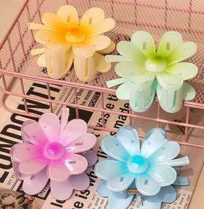 סיכות שיער פרחוניות צבעוניות מפלסטיק בסיטונאות, קליפסים צרפתיים 7 ס\"מ לשימוש יומיומי, אביזרי שיער אלגנטיים לנשים - Product Image 3