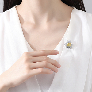 Broche de Joias Luxuoso LUOTEEMI com Pedra Principal em Corte Esmeralda Amarelo e Zircônia Cúbica Clara, Banho de Ouro Branco - Product Image 3