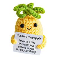 Handgemaakt gehaakt cartoon fruitpopje van oranje-geel garen, pluche speelgoed, bureaudecoratie, lelijk fruitdesign