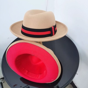 Yeni varış özel iki ton kırmızı Fedora şapka düz kalkık rulo kısa ağız <span class=keywords><strong>Bowler</strong></span> Trilby şapka erkekler için partiler için