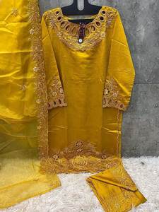 Ensemble de costumes en coton avec broderie complète pantalon de travail manuel et Dupatta brodé avec intérieur Santoon - Product Image 2