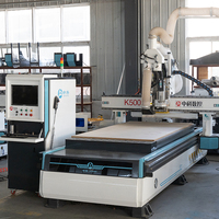 Routeur CNC 3 axes 9 kW à refroidissement par air ATC avec changeur d'outils automatique, table à vide 1300x2800mm pour gravure de portes d'armoires