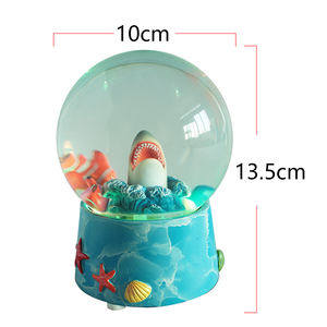 Le fabricant <span class=keywords><strong>de</strong></span> lunettes à neige en résine personnalisé produit un globe à neige contenant des flocons <span class=keywords><strong>de</strong></span> neige <span class=keywords><strong>blancs</strong></span> et des paillettes pour paysage intérieur requin - Product Image 2