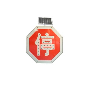 Panneau de signalisation routière réfléchissant solaire avec éclairage LED pour la sécurité routière - Product Image 4