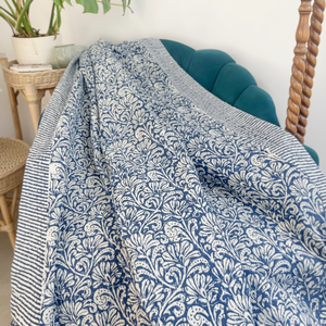 Kantha Stitch ผ้าฝ้ายบริสุทธิ์เตียง/โซฟากลับด้านได้ทำด้วยมือสีขาวฟ้า Jaipur ดอกไม้เปอร์เซียขนาดคิงไซส์สำหรับโรงแรม - Product Image 1