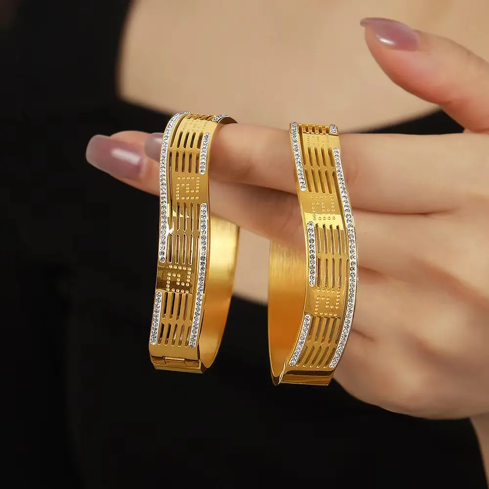 Gelang stainless steel wanita, Aksesori hadiah perhiasan fesyen wanita grosir bertatahkan berlian berongga kotak-kotak berlapis emas