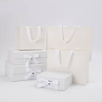 Boîte en papier rose de luxe avec fermeture magnétique, logo personnalisé, emballage rigide, ruban, laminage brillant, gaufrage pour boîtes cadeaux