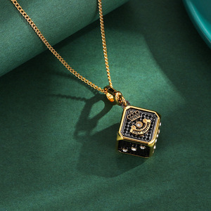 Collana con Ciondolo Cubo 3D CZ Nero, Corona, Alfabeto, Smiley, Dado, Gioielli Scintillanti Streetwear per Donna - Product Image 1