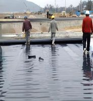 Membrane d'étanchéité EPDM pour bâtiments industriels modernes, toitures, piscines souterraines, plans d'eau, etc. Garantie de plus de 5 ans, haute résistance à l'ozone.