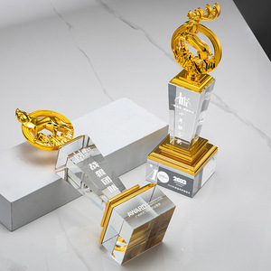 Trophée personnalisé en cristal et métal, gravé au laser (loup, cerf), pour récompenses de conférence et cadeaux d'affaires - Product Image 2