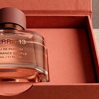 Boîte à parfum rigide de style livre rouge magnétique premium sur mesure pour une seule bouteille, présentation pour emballage de parfum personnalisé