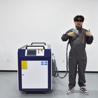 Machine laser de nettoyage de moules 6000W portable pour l'élimination de la rouille, de la peinture et des taches d'huile sur les moules en plastique et en caoutchouc, pour le nettoyage et l'entretien
