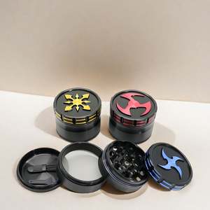 Molino de Hierbas de Aluminio Clásico de Calidad de Lujo, Molinillo de Hierbas Secas Personalizado, Triturador de Hierbas de 63 mm y 4 Capas - Product Image 1