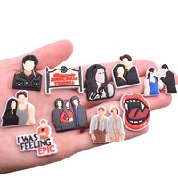 HY Wholesale Populaire Breloques et boucles pour chaussures, pantoufles, sandales et sabots, à l'effigie de personnages de films européens et américains, dont Vampire Diaries