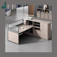 Poste de travail de bureau moderne avec prises électriques et cloisons pour bureaux multi-personnes et espaces de travail financiers