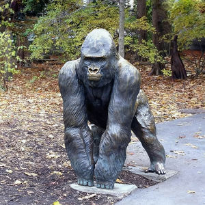 Estatua de gorila de bronce para jardín al aire libre de tamaño real, escultura de Animal de pie, artesanía de Metal duradera y llamativa - Product Image 4