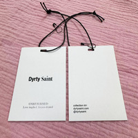 Étiquettes suspendues personnalisées de haute qualité en papier 700g avec logo imprimé UV, étiquette volante pour vêtements avec corde en coton ciré et épingle de sécurité pour vêtements