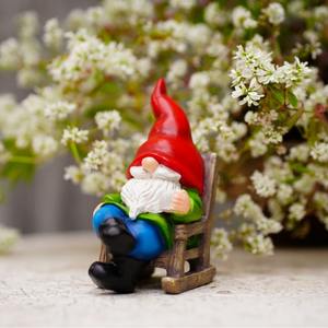 Hermosa campiña traje antiguo mecedora <span class=keywords><strong>Gnomo</strong></span> duende jardín resina artesanía decorativa patio adornos - Product Image 1