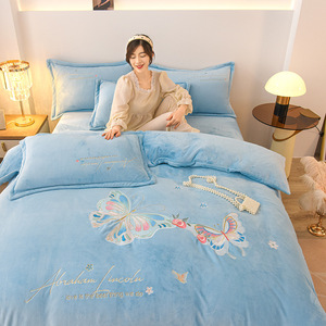 Housse de couette rembourrée en velours de lait doux et <span class=keywords><strong>brillant</strong></span>, broderie de quatre pièces, housse de couette en velours d'hiver, ensemble de literie de quatre pièces - Product Image 5