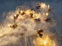 Guirlandes lumineuses LED de Noël, lumières féériques blanc chaud avec ornements en or rose mat et brillant et cristaux roses, fonctionnant sur piles