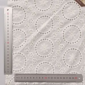 ผ้าปักลายฉลุสีขาว 100% ผ้าฝ้าย งานปักละเอียดอ่อน สำหรับตัดเย็บเสื้อผ้า ขายดี - Product Image 2