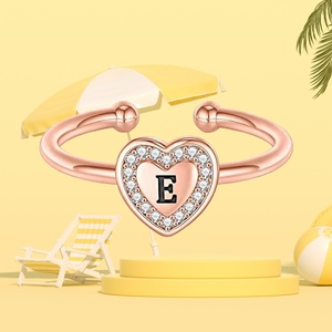 Anillos infantiles de latón chapado en oro rosa con inicial de corazón, regalo de San Valentín de UM Jewelry para niñas adolescentes, ajustables, sin deslustre. - Product Image 4
