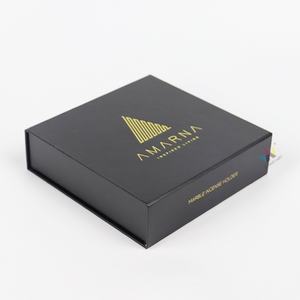 Boîtes cadeaux magnétiques personnalisées Crown Win avec logo, revêtement magnétique, doublure en éponge, forme de sac à main, finition noire, impression dorée - Product Image 3