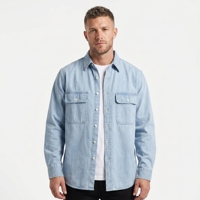 Chemise longue en jean délavé style streetwear et workwear vintage pour homme, avec doubles poches à rabat et boutons contrastants, respirante