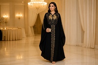 Abaya musulmane de luxe en polyester et mousseline, col en V, à capuche, manches évasées, robe asymétrique avec perles, coupe ample pour festivals et banquets