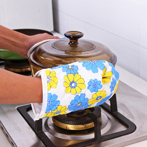 Microwave <b>Oven</b> Insulated <b>Gloves</b> Two-Piece Set, Thickened, High Temperature Resistant, Heat-Proof, and Scalding Insulated <b>Gloves</b> - Product Image 1