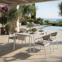Table de salle à manger extérieure moderne avec plateau en verre trempé et structure en acier thermolaqué, idéale pour restaurant, villa, terrasse