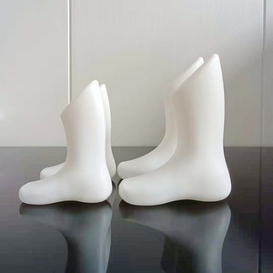 Modelo de pie de plástico para exhibición de calcetines de bebé blancos, accesorios para exhibiciones de calzado infantil, tamaño oficial, primavera 2023 - Product Image 1