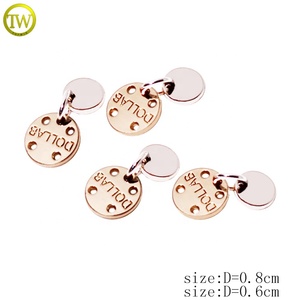 Breloques personnalisées rondes gravées pour bijoux, accessoires de bracelet en alliage métallique avec logo doré, pendentifs en gros - Product Image 2