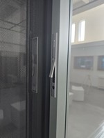 Fenêtre à battant moderne en alliage d'aluminium à rupture de pont thermique, ouverture vers l'intérieur, poignée dissimulée, moustiquaire en acier inoxydable, verre Low-E, pour cuisine