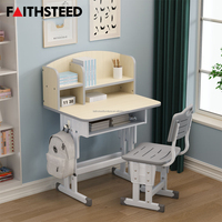 Chaise et table d'étude roses pour enfants avec dossier en tissu maillé motif papillon et réglage de la hauteur par manivelle pour la salle des devoirs