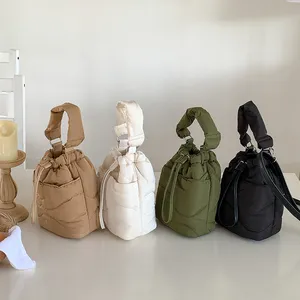 Bolsa de mão inchada cheia de algodão outono inverno moda nicho 2023 novo estilo com cordão na moda bolsa pequena balde crossbody