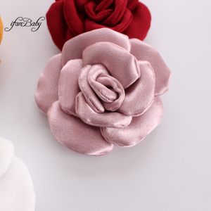Flor <span class=keywords><strong>de</strong></span> Pelo <span class=keywords><strong>de</strong></span> Satén <span class=keywords><strong>de</strong></span> 8cm con Diseño <span class=keywords><strong>de</strong></span> Camelia, Elegante Accesorio Floral para el <span class=keywords><strong>Cabello</strong></span> para Mujeres y Niñas, Ideal para Bodas, Fiestas y Uso Diario - Product Image 6