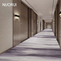 Tapis imprimé HD moderne à motif linéaire épuré pour couloirs d'hôtels de luxe et espaces publics, isolation pour revêtements de sol commerciaux
