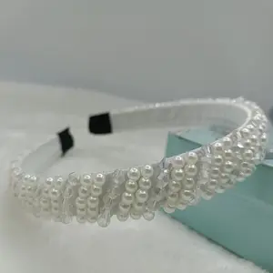 DOMOHO Accessoires pour cheveux cousus à la main Coiffure de mariée rétro de luxe simple Chouchou Bandeau en perles à larges bords Matériau en cristal