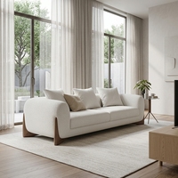 Canapé élégant en tissu blanc avec pieds en bois, canapé moderne et spacieux pour salon lumineux avec grandes fenêtres