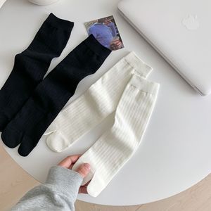 Vente en gros OEM Logo japonais à larges rayures couleur unie <span class=keywords><strong>Chaussettes</strong></span> fines d'été en coton <span class=keywords><strong>Chaussettes</strong></span> à deux orteils - Product Image 5