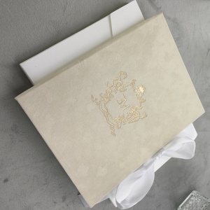 Folio d'invitation de mariage personnalisé en velours beige avec détails dorés et enveloppe pour célébration de mariage - Product Image 2