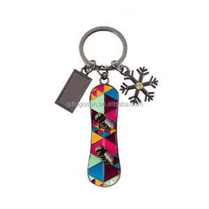 سلسلة مفاتيح معدنية مخصصة بتصميم التزلج على الجليد للشتاء، حلية ثلجية، سلسلة مفاتيح معدنية بشعار مخصص لعربة التلفريك - Product Image 3